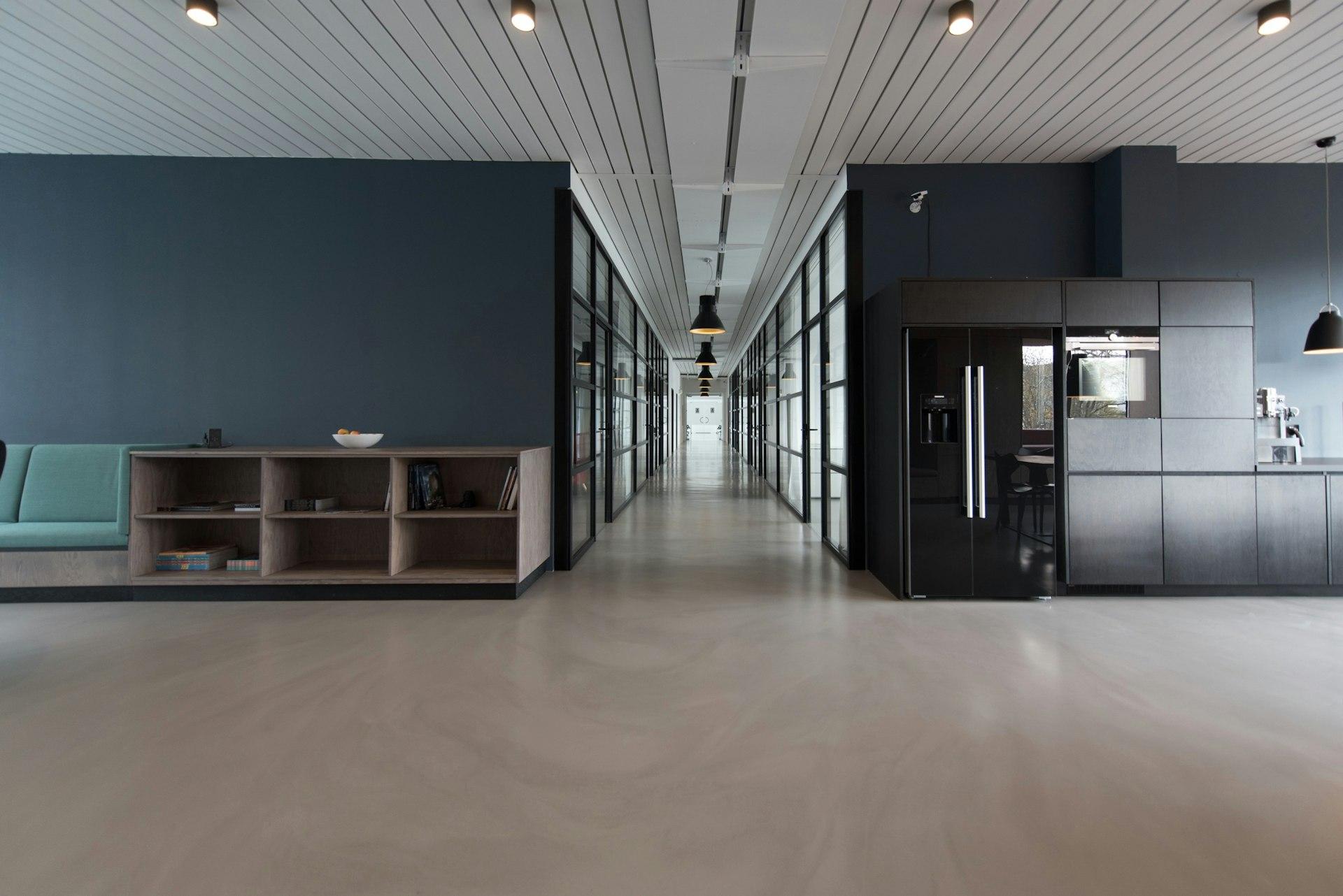 Agent d'accueil sécurisé dans un immeuble de bureaux