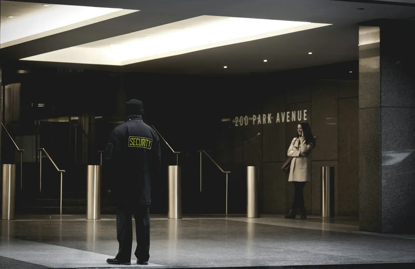 Agent de sécurité à l'entrée d'un immeuble de bureaux